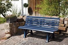 Parkbank aus Kunststoff, mit 2 Füßen, 6 Sitz- und 7 Lehnlatten 50x30 mm, Breite 1500 mm, blau