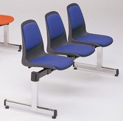 Traversenbank, Länge 1800 mm,3 Sitze, ohne Ablagetisch, Kunststoff-Sitzschalen schwarz, mit Sitz-/Rückenpolster blau
