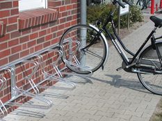 Fahrradständer Modell Arinos,Reihenständer zur Wandbefestigung, feuerverz., Hoch-Tiefstellung 90 Grad, 4er Stand, Gesam